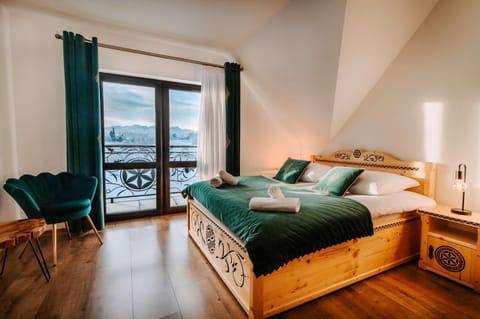 Bed, Photo of the whole room, Seating area, Bedroom, towels