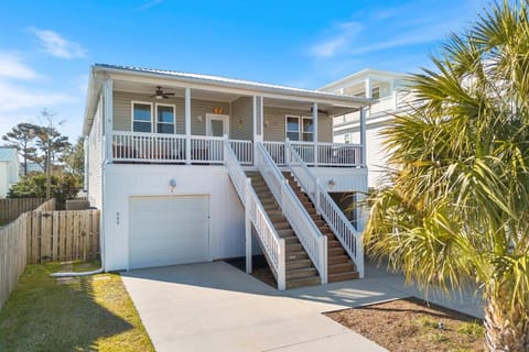 Turtle Cove Beach Retreat GOLF CART Included House in Carolina Beach