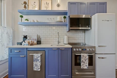 Kitchen or kitchenette, dishwasher, oven