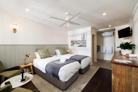 Bed, TV and multimedia, Photo of the whole room, Seating area, Bedroom, air conditioner