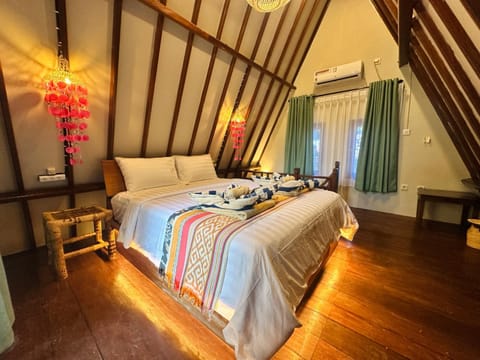 Photo of the whole room, towels, air conditioner