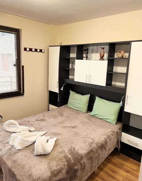 Bed, Bedroom, towels