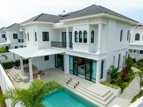 Property building, Garden, Balcony/Terrace, Pool view