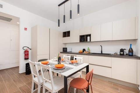 Coffee/tea facilities, Kitchen or kitchenette, Dining area, stove, toaster