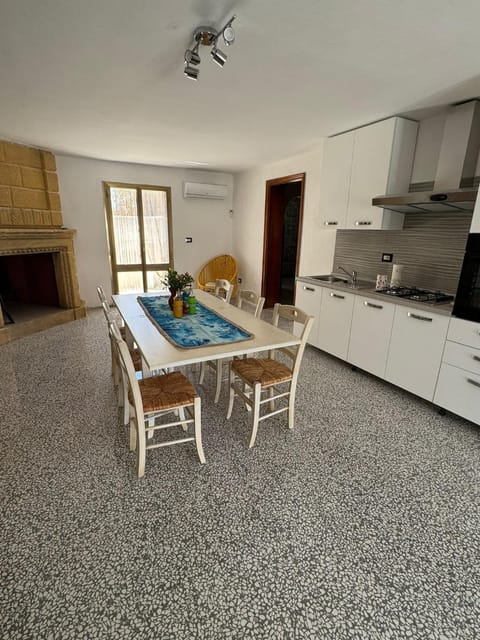 Kitchen or kitchenette, Dining area, pet friendly