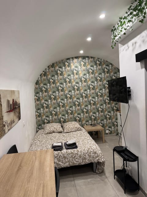 Bed, TV and multimedia, Dining area