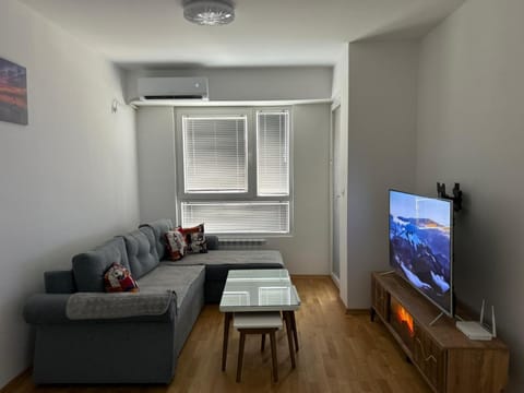 Communal lounge/ TV room, TV and multimedia, Living room, Seating area, Evening entertainment