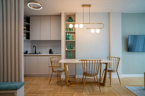 Kitchen or kitchenette, Dining area