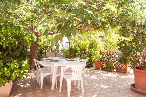 Patio, Dining area, Garden view
