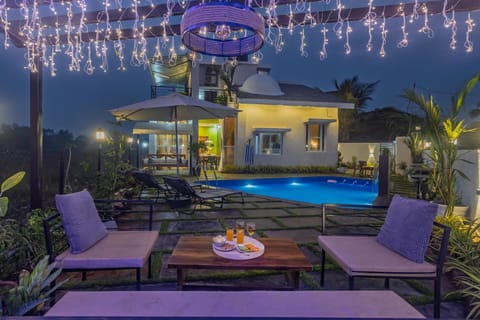 Property building, Pool view, Swimming pool, sunbed