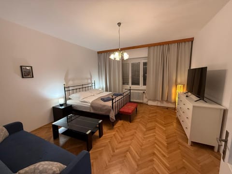 TV and multimedia, Photo of the whole room, Seating area, Bedroom, towels