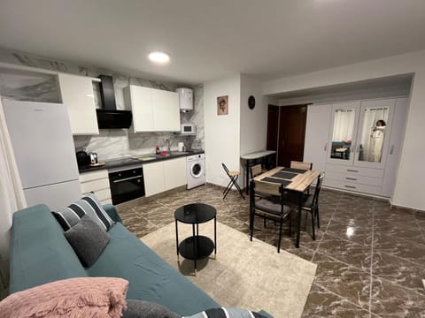 TV and multimedia, Kitchen or kitchenette, Living room, Seating area, Dining area, oven, stove