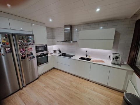 Coffee/tea facilities, Kitchen or kitchenette, dishwasher, oven, stove, toaster