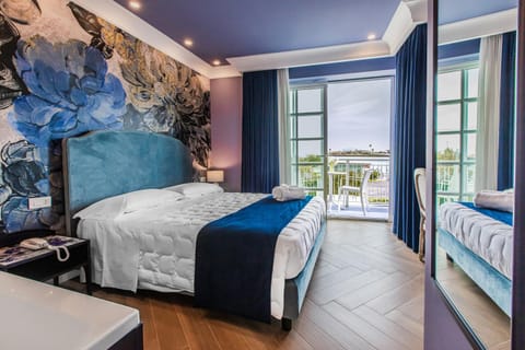 Bed, Hot Tub, Bedroom, Lake view, Sea view