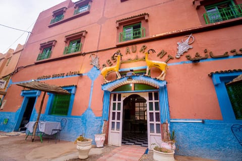 Property building, Facade/entrance, Day