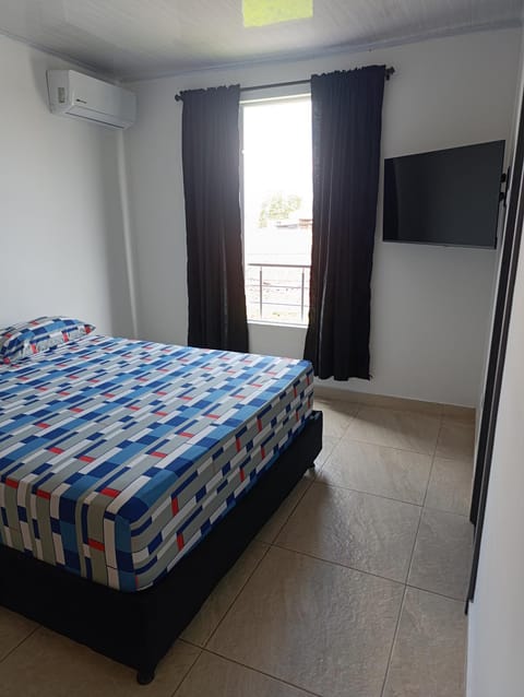 Bed, TV and multimedia, Photo of the whole room, Bedroom, air conditioner