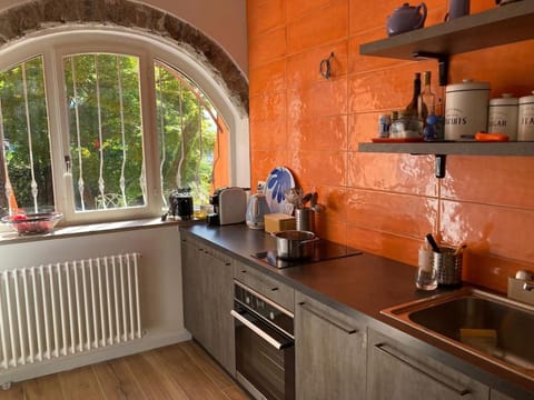 Coffee/tea facilities, Kitchen or kitchenette, dishwasher, stove