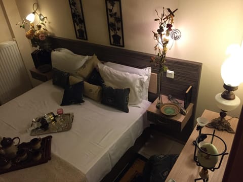 Bed, Photo of the whole room, Decorative detail, Bedroom