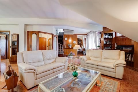 The Elegant Penthouse - Ampio Attico con Posto Auto Apartment in Rome