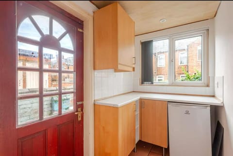 Kitchen or kitchenette, minibar