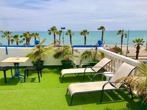 Communal lounge/ TV room, Spring, Day, Natural landscape, Beach, Evening entertainment, Sea view, sunbed