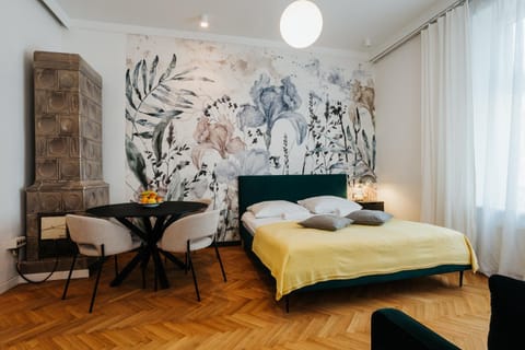 Bed, Photo of the whole room, Seating area, Bedroom