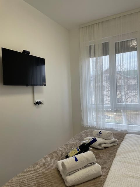 Bed, TV and multimedia, Photo of the whole room, Bedroom, towels