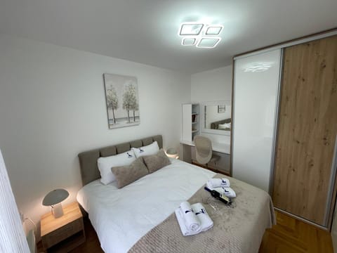 Bed, Photo of the whole room, Bedroom, towels, wardrobe