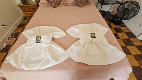 Bed, towels
