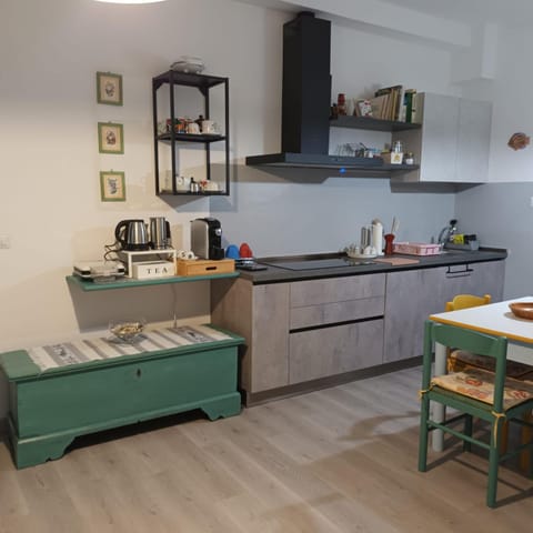 Coffee/tea facilities, Kitchen or kitchenette, Dining area, stove