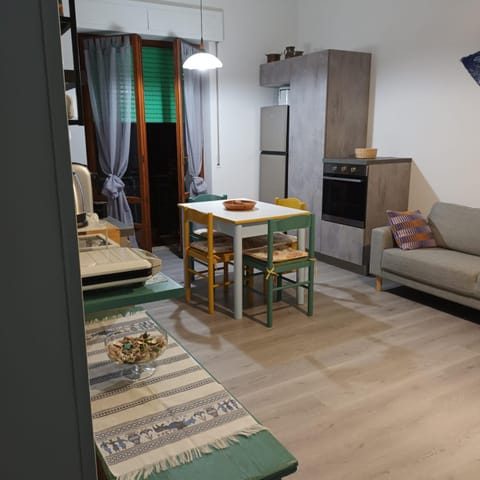 Kitchen or kitchenette, Living room, Seating area, Dining area, oven