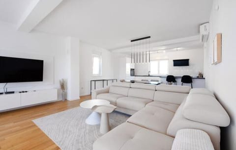 Communal lounge/ TV room, TV and multimedia, Living room, Seating area, Evening entertainment