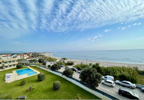 Property building, Natural landscape, Garden, Beach, Pool view, Sea view, Swimming pool, Location, sunbed