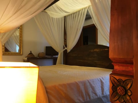 TV and multimedia, Photo of the whole room, Decorative detail, Bedroom, On site, Seasons, Sunset