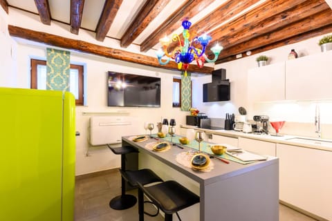TV and multimedia, Kitchen or kitchenette, Food and drinks, Dining area, Food, minibar, oven, pet friendly, stove