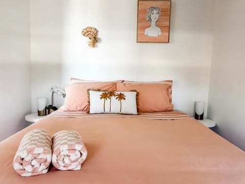 Bed, Bedroom, towels