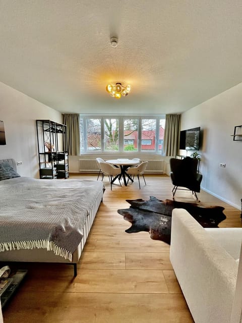 Bed, TV and multimedia, Living room, Photo of the whole room, Seating area, Dining area, Bedroom, wardrobe