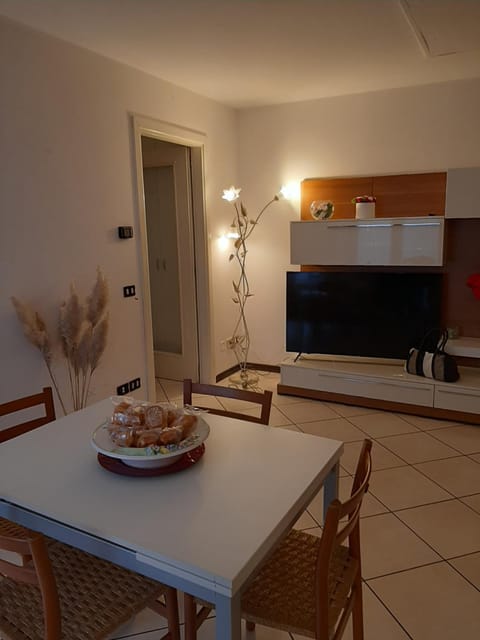 TV and multimedia, Kitchen or kitchenette, Food and drinks, Dining area, Food, minibar, pet friendly