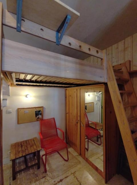 Bed, Seating area, wardrobe