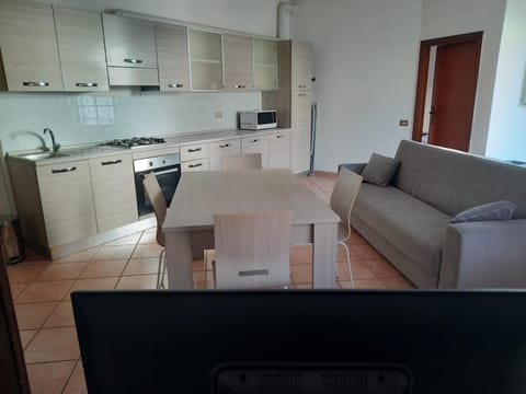 Kitchen or kitchenette, Dining area, stove