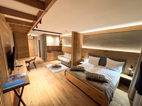 TV and multimedia, Living room, Photo of the whole room, Evening entertainment, Bedroom