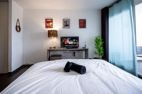 Bed, TV and multimedia, Photo of the whole room, Bedroom, towels