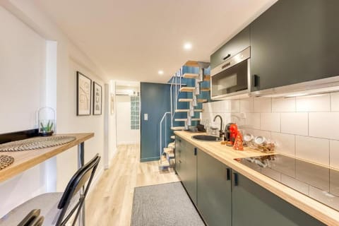 Kitchen or kitchenette, Dining area, stove