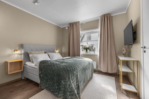 Bed, TV and multimedia, Photo of the whole room, Bedroom