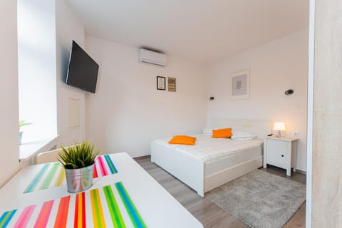 Bed, TV and multimedia, Photo of the whole room, Decorative detail, Bedroom, air conditioner