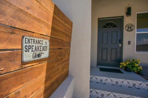 Speakeasy Suite at ArnoTriplex-Close to Downtown-Pet Friendly! Apartment in Albuquerque