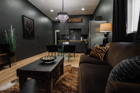 Speakeasy Suite at ArnoTriplex-Close to Downtown-Pet Friendly! Apartment in Albuquerque