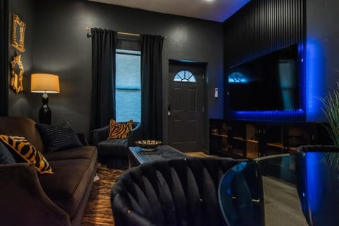 Speakeasy Suite at ArnoTriplex-Close to Downtown-Pet Friendly! Apartment in Albuquerque