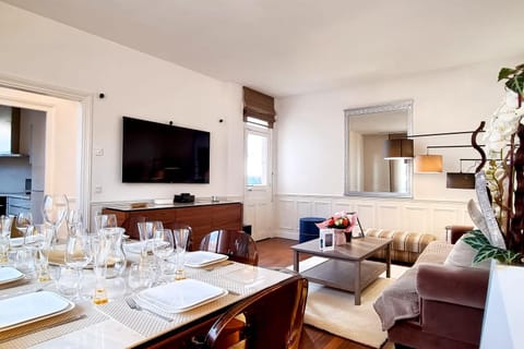 TV and multimedia, Living room, Seating area, Dining area