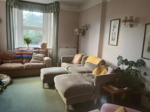 Spacious 4 Bed House Ideal for Races House in Cheltenham